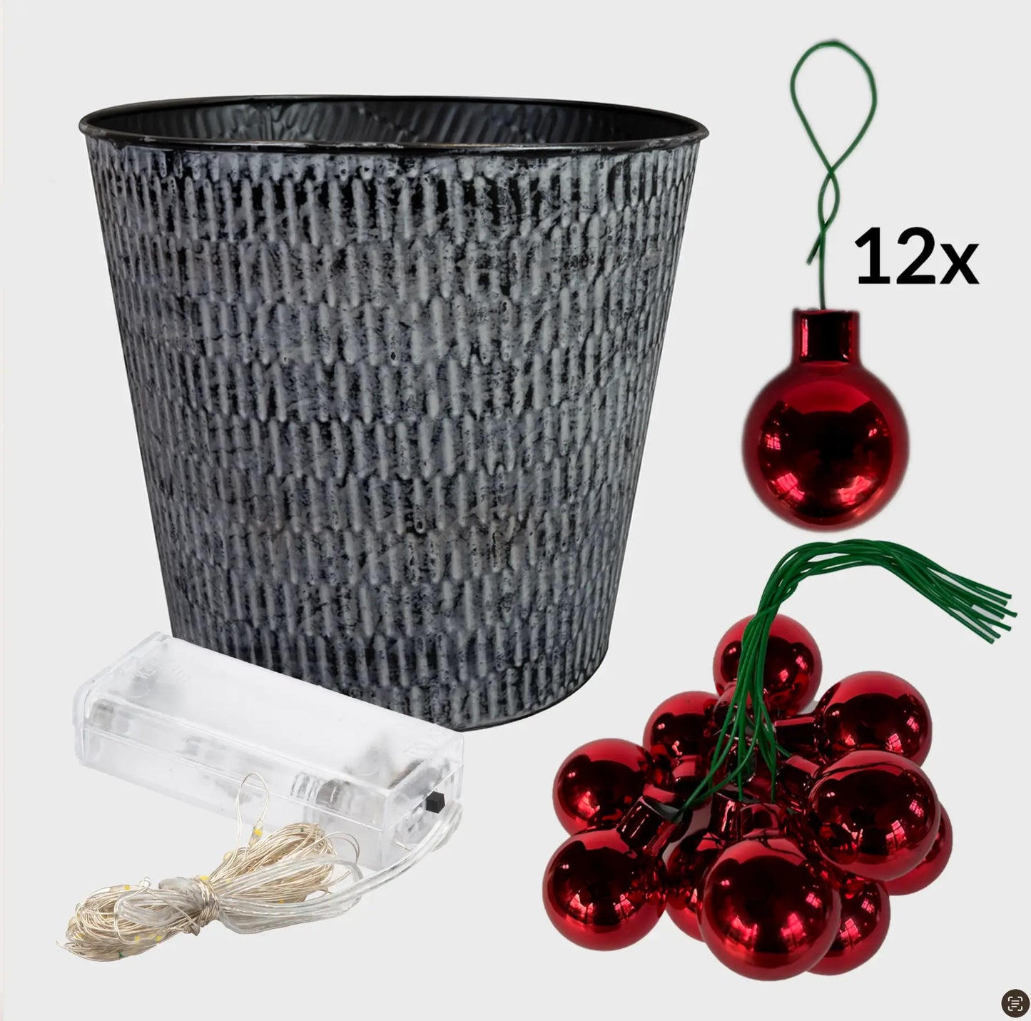 Dekoset mit schwarzem Metalltopf und roten Mini-Christbaumkugeln