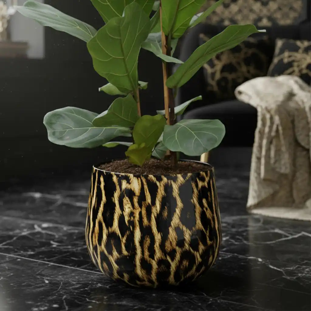 Detailfoto von einem hochwertiger Keramik-Übertopf mit Panther Print und großer Geigenfeige in einem extravaganten Zimmer