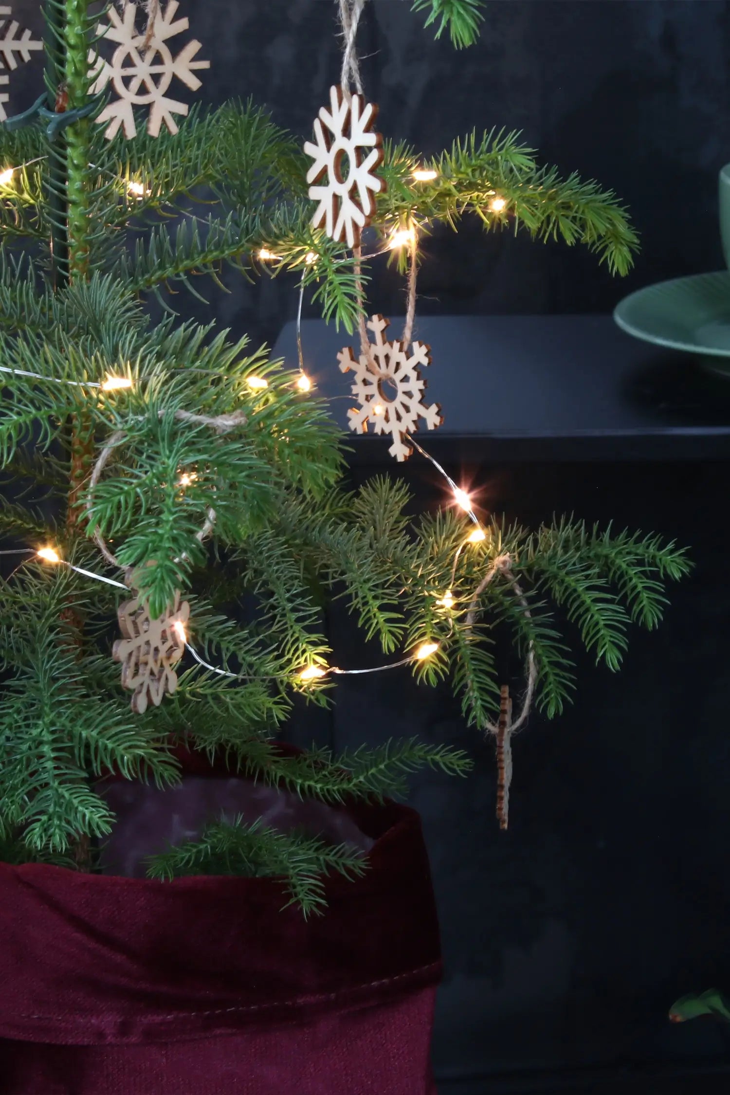 Große Zimmertanne mit weihnachtlichem Schmuck