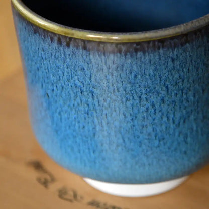 blauer, moderner Keramik Übertopf mit Struktur Muster