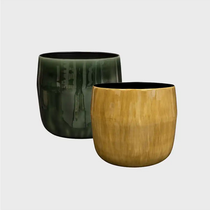 moderne Metalltöpfe in gelb und dunkelgrün 