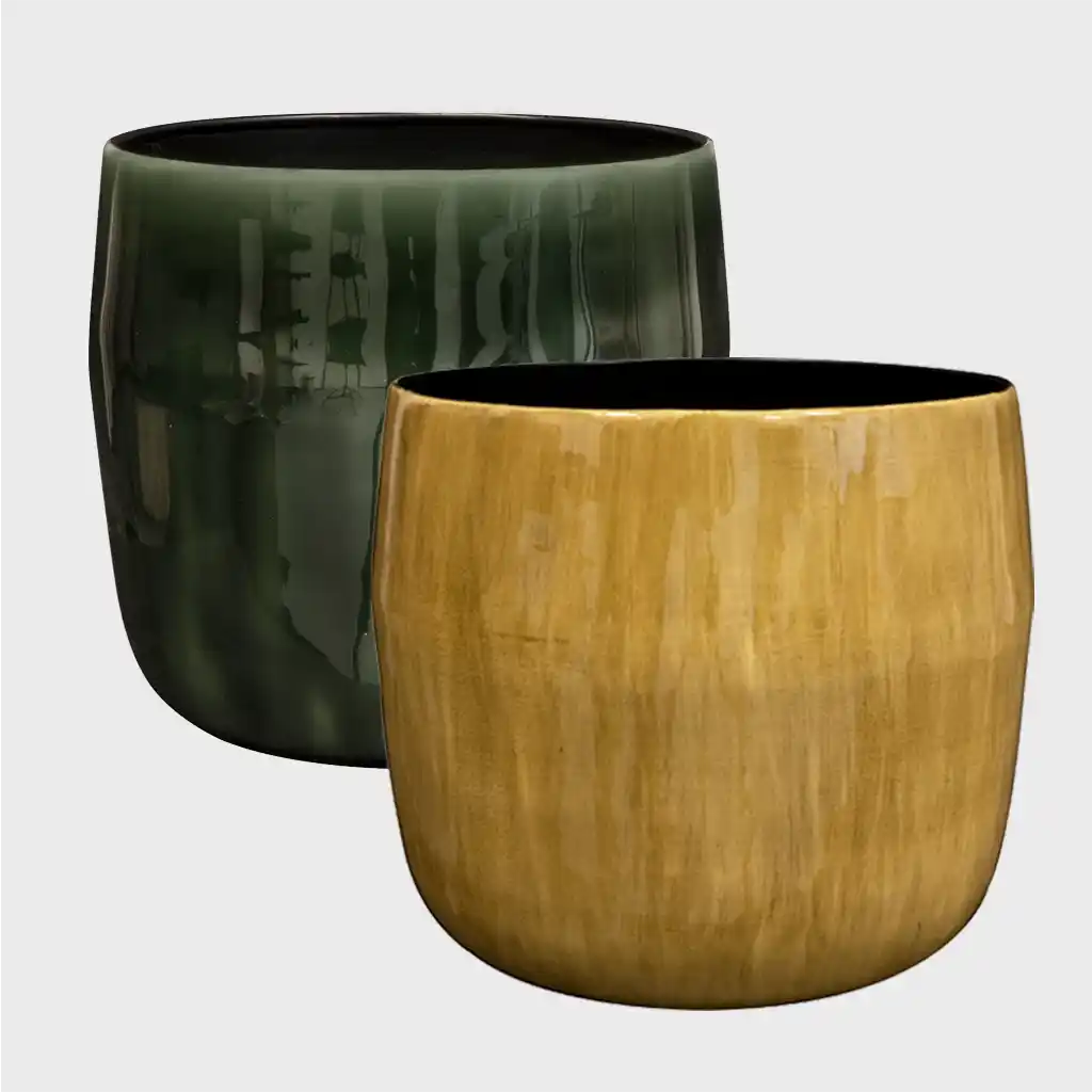 moderner Metalltopf in gelb oder dunkelgrün für große Pflanzen