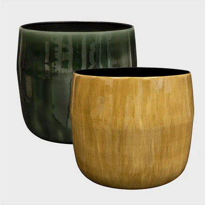 moderner Metalltopf in gelb oder dunkelgrün für große Pflanzen