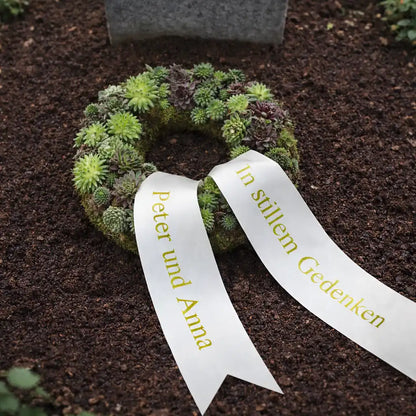 lebender Trauerkranz mit Sukkulenten und cremefarbener Schleife