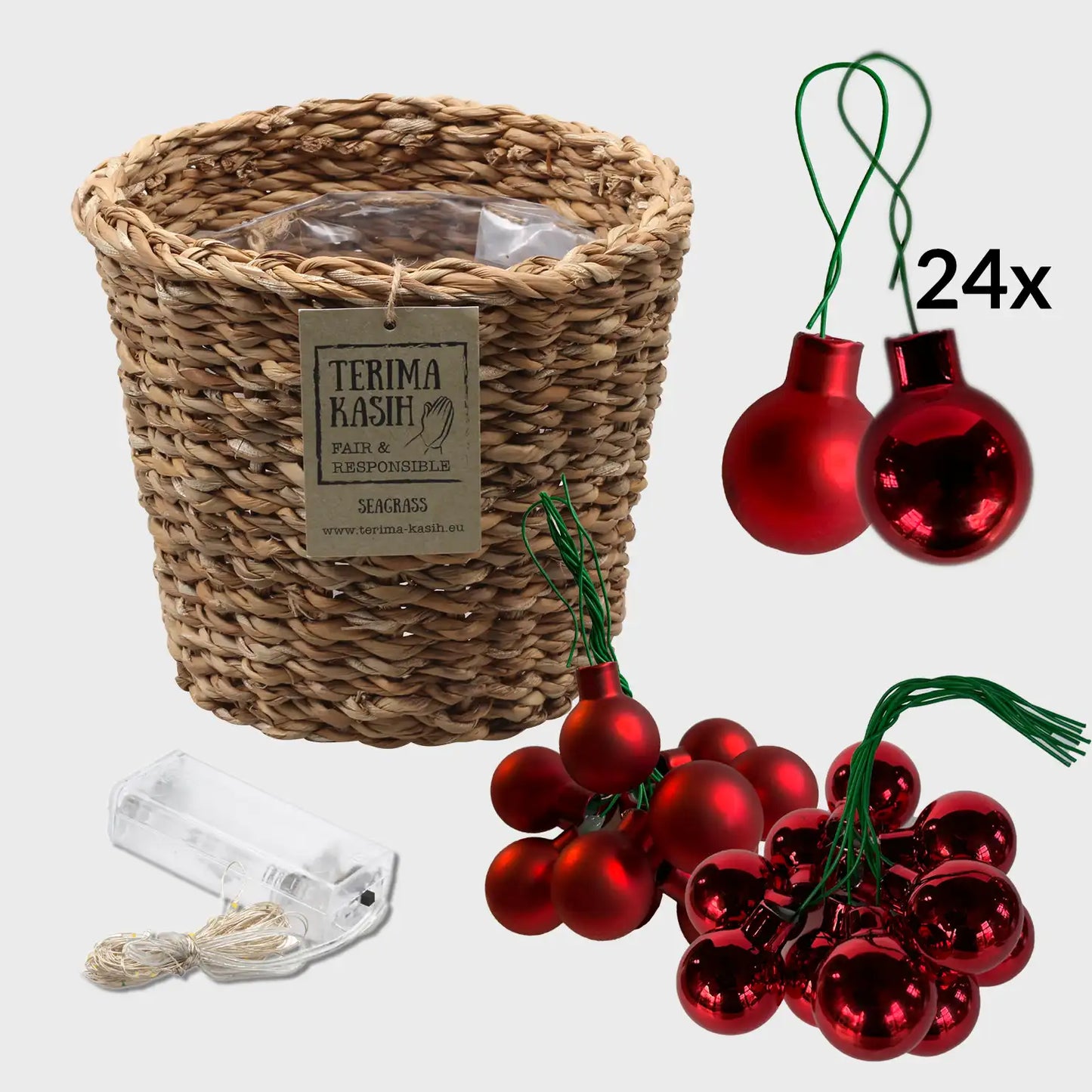 Großer Rot geschmückter Weihnachtsbaum